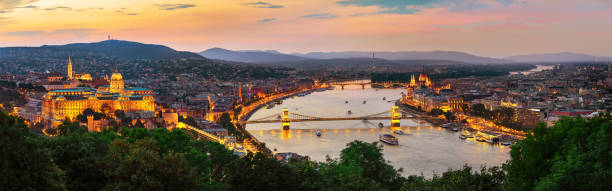 la capital húngara por la noche - margit bridge fotos fotografías e imágenes de stock