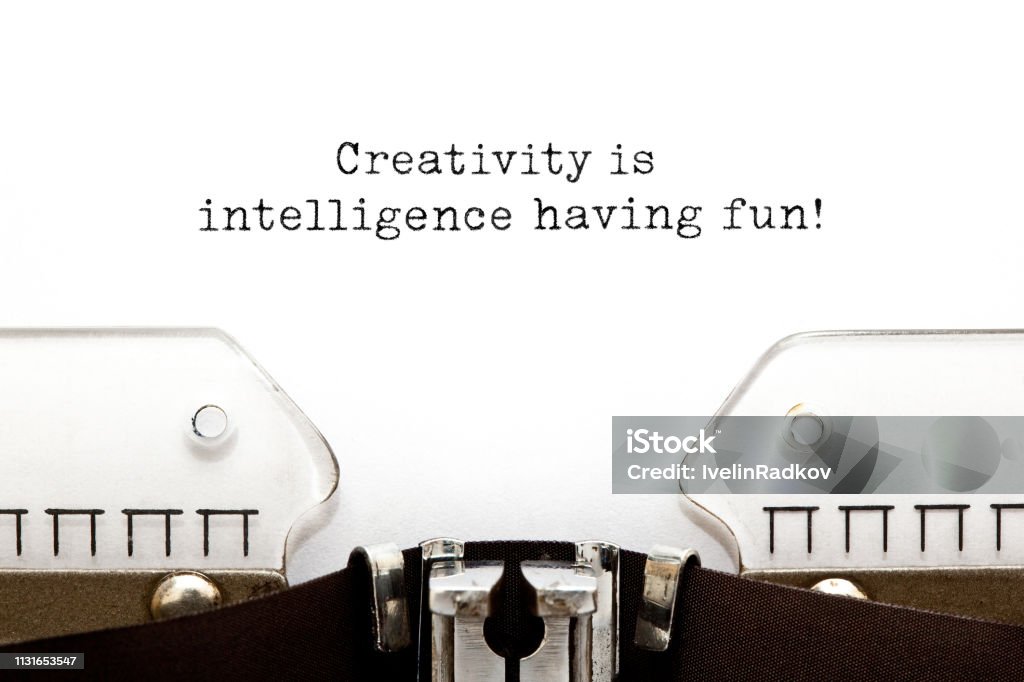 Kreativität ist Intelligenz, die eine inspirierende Quote hat - Lizenzfrei Zitat - Text Stock-Foto