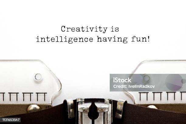 Kreativität Ist Intelligenz Die Eine Inspirierende Quote Hat Stockfoto und mehr Bilder von Zitat - Text
