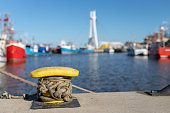 schiffsmoorkur-auf-dem-poller-anlegen-mosiertes-boot-im-hafen-wintersaison.jpg?b=1&s=170x170&k=20&c=DjzrhW9XOrX7pyx-FXXsOXoqEjuKi5p3jStZ-JcVWw0=