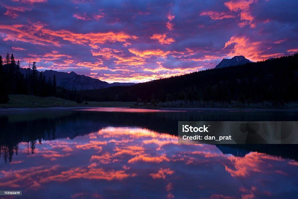 山湖の日の出 - アルバータ州のロイヤリティフリーストックフォト