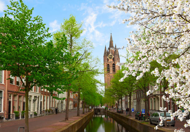 centro histórico de delft en primavera, holanda - delft europe spring old town fotografías e imágenes de stock