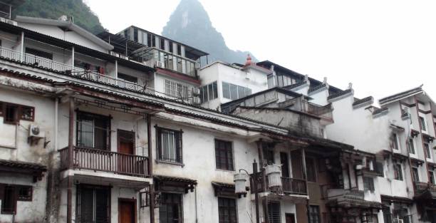 bâtiment résidentiel vue extérieure dans le comté de yangshuo guilin chine - yangshuo photos et images de collection