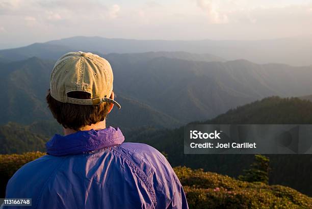 Foto de Homem Com As Aspirações Com Vista Para As Montanhas e mais fotos de stock de Boné de Beisebol