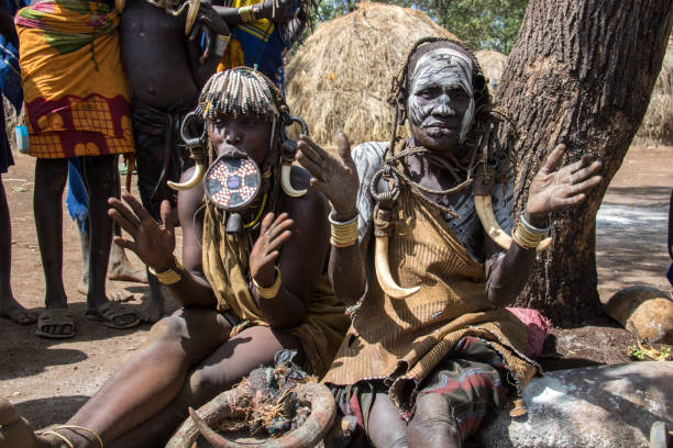 etiopia: mursi women - labret zdjęcia i obrazy z banku zdjęć