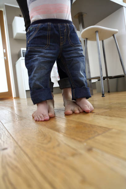 kind steht barfuß auf den füßen seines vaters - child human foot barefoot jeans stock-fotos und bilder