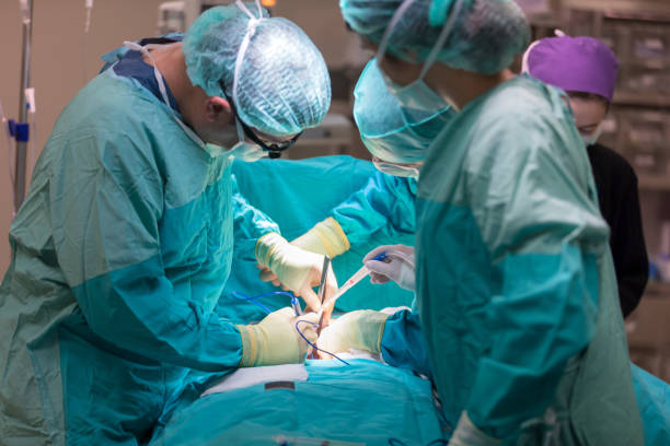 外科オペレーションを行う医療チーム - gauze scalpel surgeon healthcare and medicine ストックフォトと画像