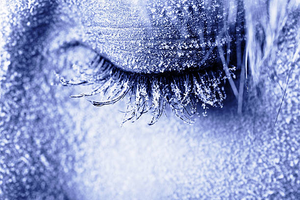 gefrorene frau's eye, mit frost - the eye of the storm stock-fotos und bilder