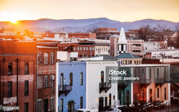 Roanoke Virginia Bei Sonnenuntergang Stockfoto und mehr Bilder von Virginia - Bundesstaat der USA - Virginia - Bundesstaat der USA, Roanoke, Stadt