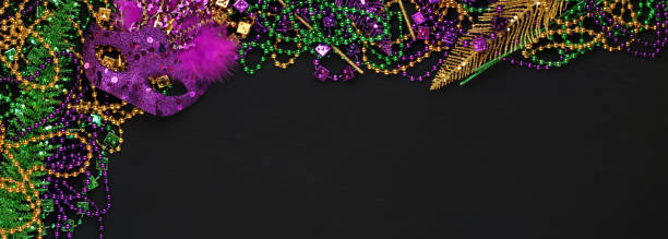 фиолетовый, золотой и зеленый марди гра бисер и маски фон - mardi gras new orleans mask bead стоковые фото и изображения