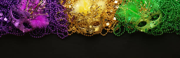 púrpura, oro, y verde mardi gras abalorios y máscaras de fondo - mardi gras new orleans mask bead fotografías e imágenes de stock