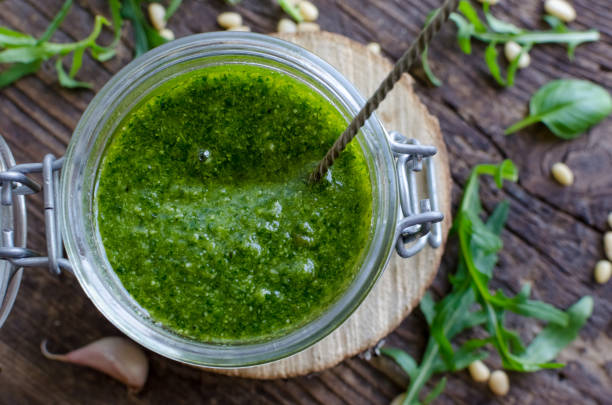 pesto di rucola fatto in casa in un barattolo di vetro - cashew apple fruit food jar foto e immagini stock