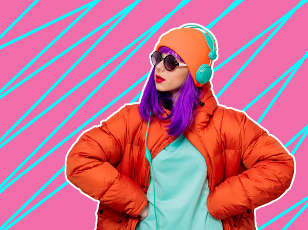 девушка с фиолетовыми волосами в куртке с наушниками - life jacket audio стоковые фото и изображения