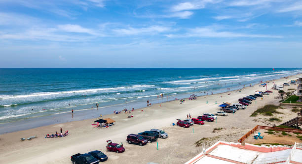 carros e caminhões estacionados na praia nova de smyrna - beach park - fotografias e filmes do acervo