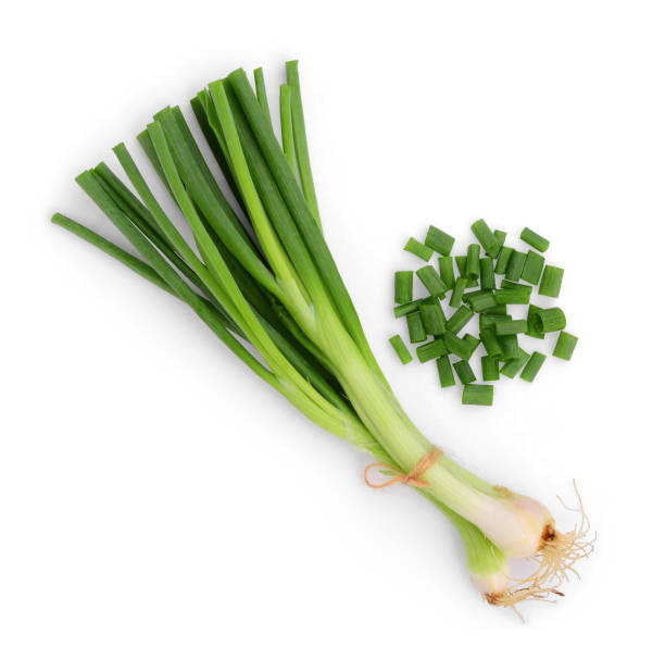 cipolla verde isolata su sfondo bianco, lay piatto, vista dall'alto - chive herb isolated freshness foto e immagini stock
