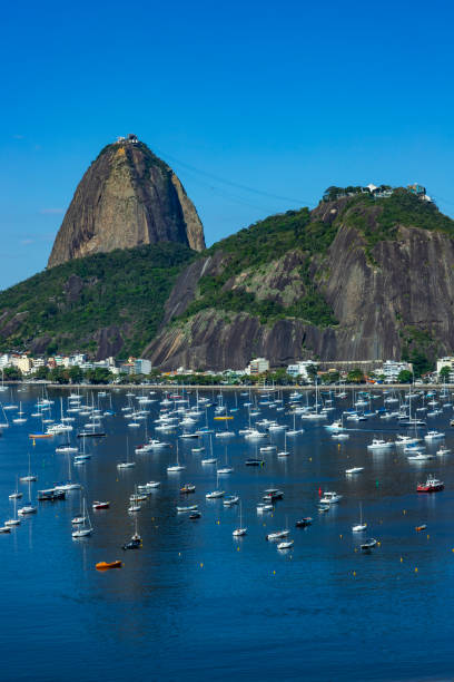 montagnes exotiques. montagnes célèbres. - rio de janeiro brazil sugarloaf mountain marina photos et images de collection