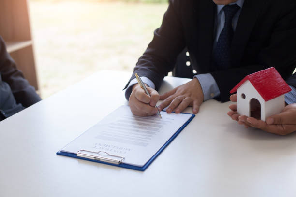 istock Signing contract for buying and selling house 1131725539