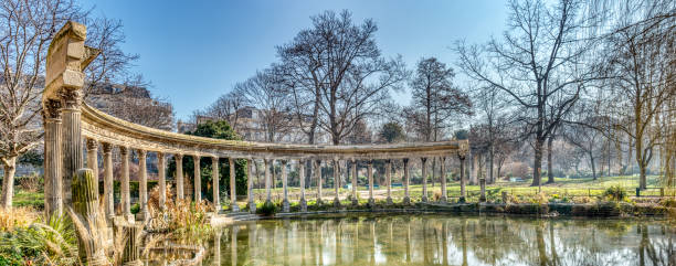 colunas em parc monceau-paris, france - forest colonnade tree old fashioned - fotografias e filmes do acervo