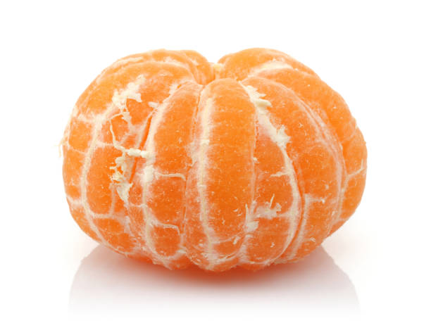 очищенные свежие мандариновые фрукты, изолированные на белом - orange tangerine gourmet isolated on white стоковые фото и изображения