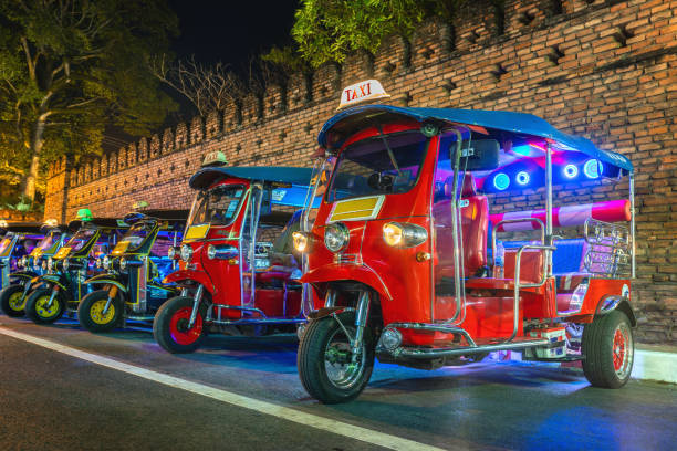 タイのトゥクトゥク。タイのタイの伝統的なタクシー。 - 人力車 写真 ストックフォトと画像