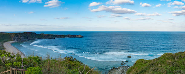 Cape Hedo is a scenic spot to experience the magnificent nature of Okinawa and it is located at the northernmost tip of Okinawa main island, Japan. Raging waves hit the cliffs of raised coral reefs. cape hedo es un lugar pintoresco para experimentar la magnífica naturaleza de okinawa y se encuentra en el extremo más septentrional de la isla principal de okinawa, japón. olas furiosas golpean los acantilados de los arrecifes de coral elevados.