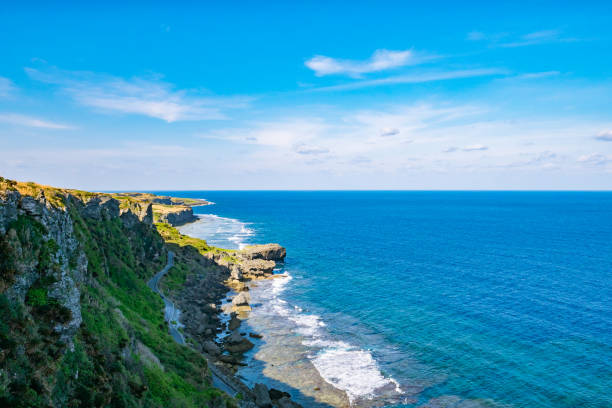 waji nella parte nord-occidentale dell'isola di ie (iejima), okinawa, giappone. il punto in cui l'acqua della vita sgorga dal bordo della parete rocciosa. la spiaggia di okinawa vanta la bellezza di prima classe del mondo. - top of the class foto e immagini stock