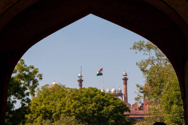 red fort delhi, indien umrahmt von einem innen gekrümmten eingangstor. - new seven wonders of the world stock-fotos und bilder