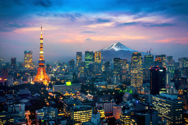 日本の富士山と東京の街並みの全景。 - 日没 写真 ストックフォトと画像