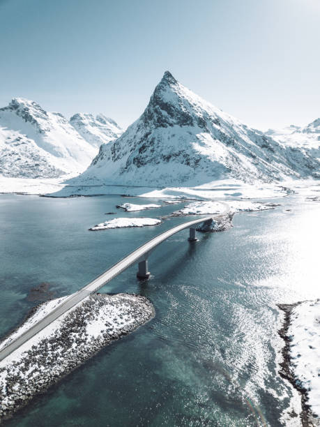 vista de invierno del puente en las islas lofoten - road street nature mountain peak fotografías e imágenes de stock