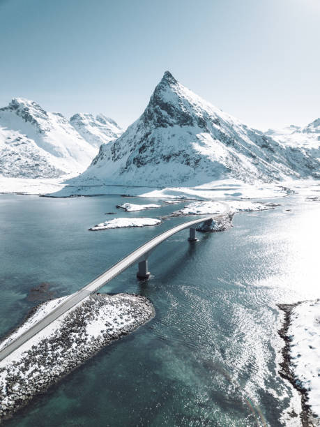 opinião do inverno da ponte nos consoles de lofoten - northern atlantic - fotografias e filmes do acervo