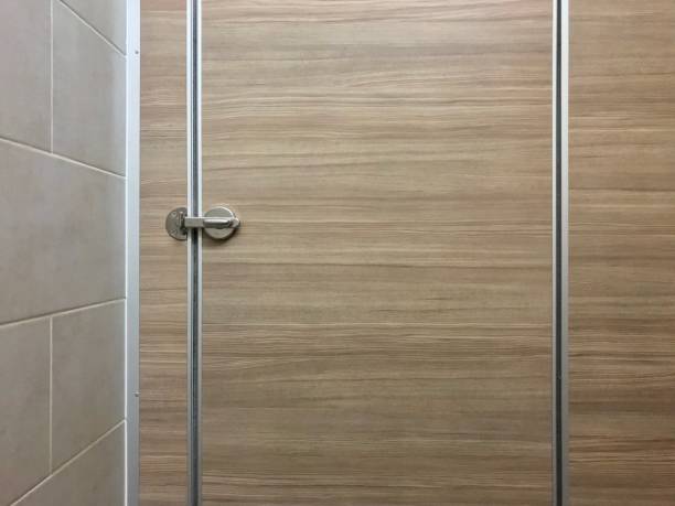 トイレのステンレス鋼のドアノブ - bathroom contemporary office sparse ストックフォトと画像