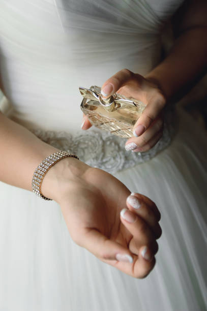 mariée jouir parfum, close-up - perfume wedding bride spraying photos et images de collection