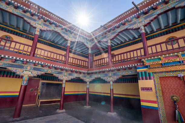 monastério de hemis, os monasteries os maiores e os mais populares em ladakh - tibet monk architecture india - fotografias e filmes do acervo