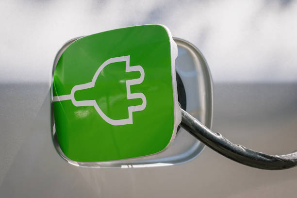 Cargando el coche eléctrico en la estación. concepto de energías renovables - foto de stock