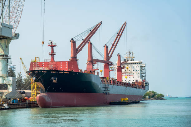 in docking - crane shipyard construction pulley imagens e fotografias de stock