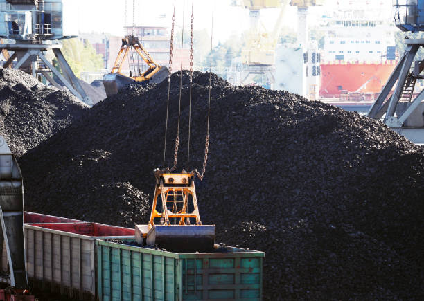 tło ndustrial. port morski. port argo, załadunek węgla do kolejowych wagonów towarowych, kolei. terminal cargo, dźwigi - coal crane transportation cargo container zdjęcia i obrazy z banku zdjęć