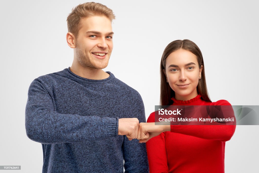 Joven Pareja Atractiva Hacen Puños El Uno Del Otro En Solidaridad Y Cooperación Mutua Beneficiosa El Concepto De Éxito Y Asistencia Empresarial Retrato De Estudio En Fondo Aislado Foto de stock y Joven Pareja Atractiva Hacen Puños El Uno Del Otro En Solidaridad Y Cooperación Mutua Beneficiosa El Concepto De Éxito Y Asistencia Empresarial Retrato De Estudio En Fondo Aislado Foto de stock y