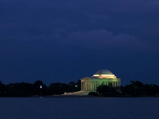 a lightning strike above the jefferson memorial - the mall flash imagens e fotografias de stock