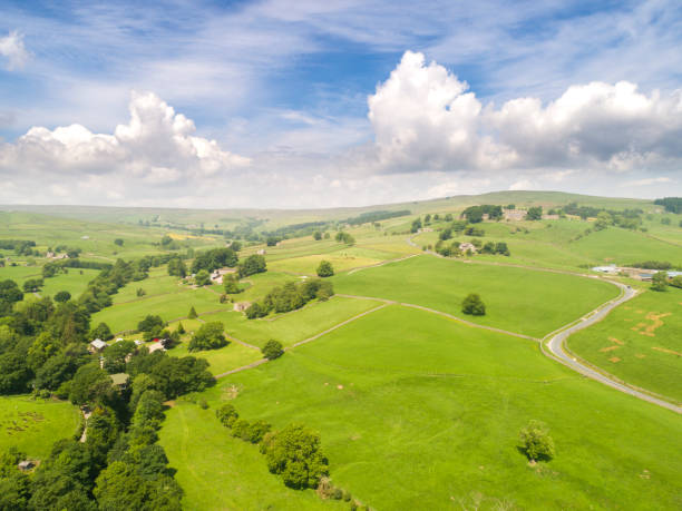 aerial views of fields in the yorkshire dales in der nähe von middlesmoor in nidderdale, in der nähe von harrogate north yorkshire, england - area of outstanding natural beauty stock-fotos und bilder