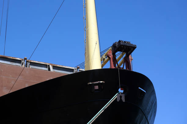 la proue massive d'un grand navire, avec la grue, au port - dry dock harbor cruise ship pier photos et images de collection