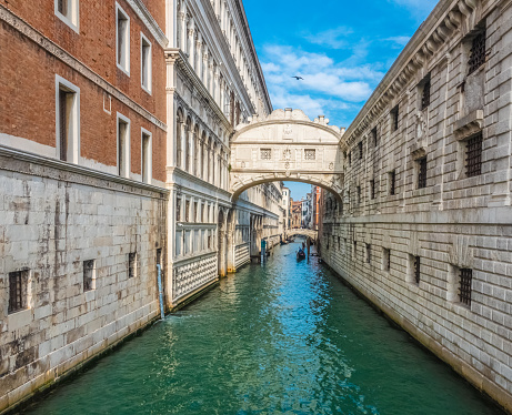 The Bridge of Sighs (Ponte dei Sospiri), Venice, Veneto, northern Italy. The limestone bridge passes over the Rio di Palazzo, and connects the New Prison (Prigioni Nuove) to the interrogation rooms in the Doge's Palace.
