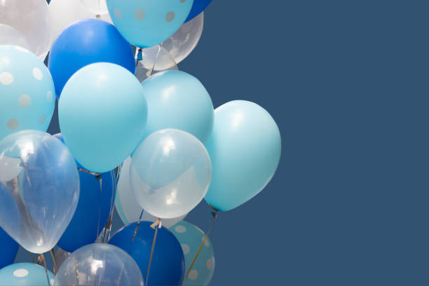 globos coloridos sobre fondo azul. feliz año nuevo y feliz cumpleaños concepto - globo decoración fotos fotografías e imágenes de stock