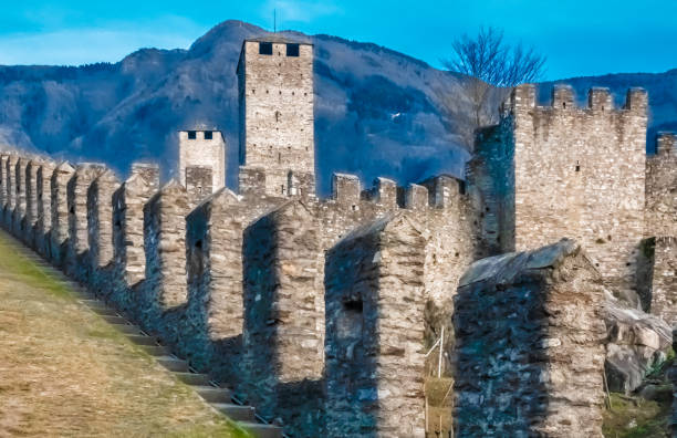 castelgrande (aka, uri e castelo de são miguel), bellinzona, a capital do sul switzerlandâs cantão ticino. património mundial da unesco, conhecido pelos seus 3 castelos medievais: castelgrande, sasso corbaro e montebello - feudalism - fotografias e filmes do acervo