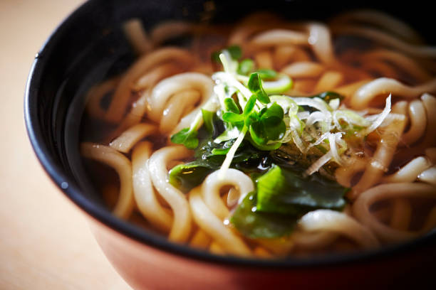 fideos udon - noodle soup fotografías e imágenes de stock