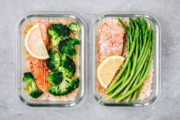 구운 연어 생선, 쌀, 녹색 브로콜리와 아스파라거스를 가진 식사 준비 도시락 용기 - portion 뉴스 사진 이미지
