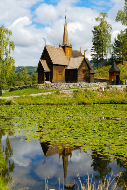 stavkirke, tipica chiesa dell'era vichinga - stavkyrkje foto e immagini stock