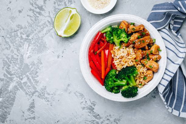 teriyaki chicken buddha bowl lunch with rice, broccoli and red bell pepper - teriyaki broccoli carrot chicken imagens e fotografias de stock