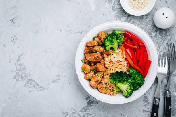 teriyaki chicken buddha bowl lunch with rice, broccoli and red bell pepper - teriyaki broccoli carrot chicken imagens e fotografias de stock