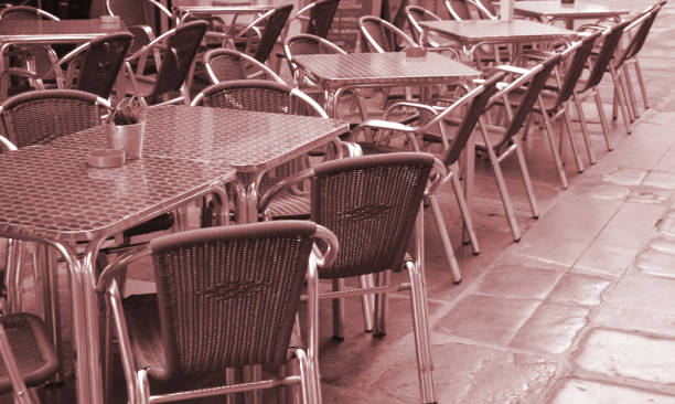 open street café vide, tables et chaises avec cadre en métal et meubles en osier, focus sélectif et close-up - restaurant vehicle interior luxury indoors photos et images de collection