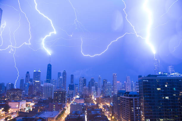 but city lightning - lightning thunderstorm storm city imagens e fotografias de stock